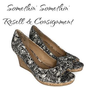 NWOT Women’s DEXFLEX COMFORT Size 6.5 Black White Memory Foam Wedge Sandals